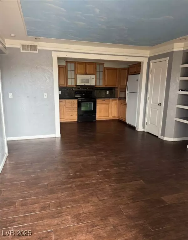 585 S Royal Crest CIR #13, Las Vegas, NV 89169