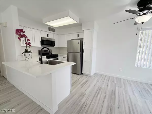 Las Vegas, NV 89120,5222 Mandalay Springs DR #202