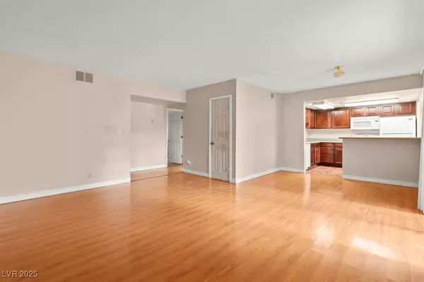 Las Vegas, NV 89103,4972 River Glen DR #173