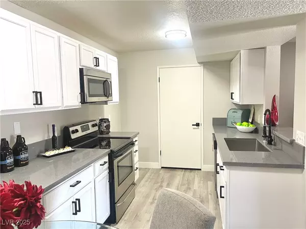 Las Vegas, NV 89107,5250 Mission Carmel LN #204