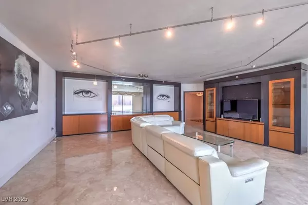 Las Vegas, NV 89109,2747 Paradise RD #2401