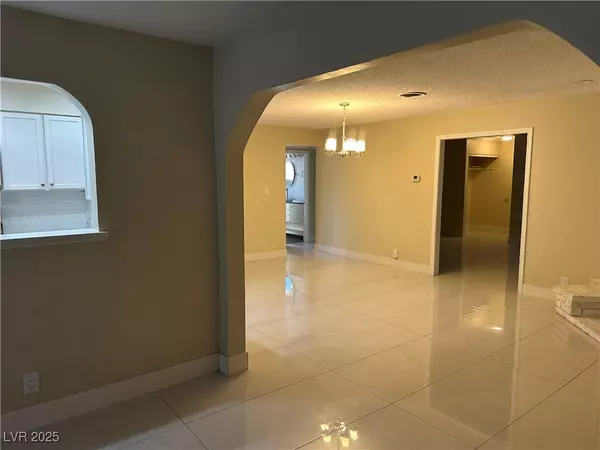 Las Vegas, NV 89107,704 McDermit ST