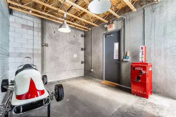 Las Vegas, NV 89120,4040 E Post RD #F-4