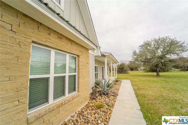 Inez, TX 77968,294 Oak View DR