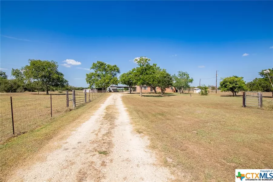 1561 Fm 236, Victoria, TX 77905