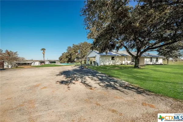 510 Twin Creeks RD, Seguin, TX 78155