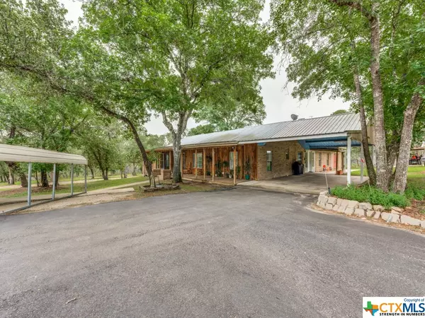 1004 Bluebonnet LN, Adkins, TX 78101