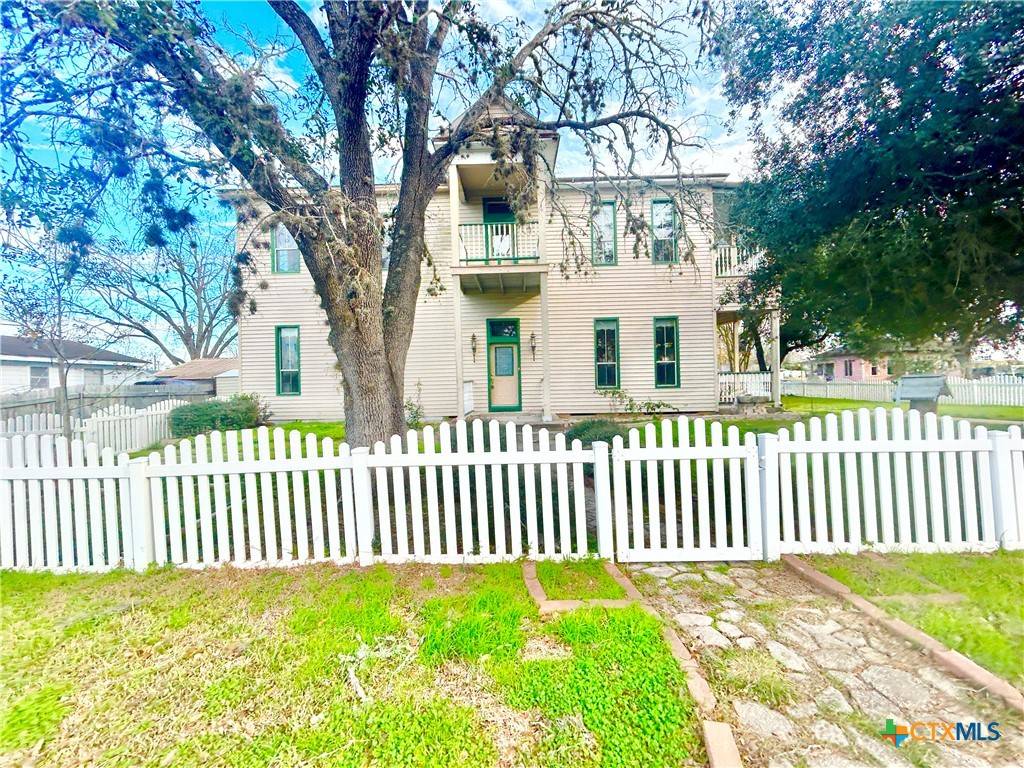 502 E Live Oak ST, Cuero, TX 77954