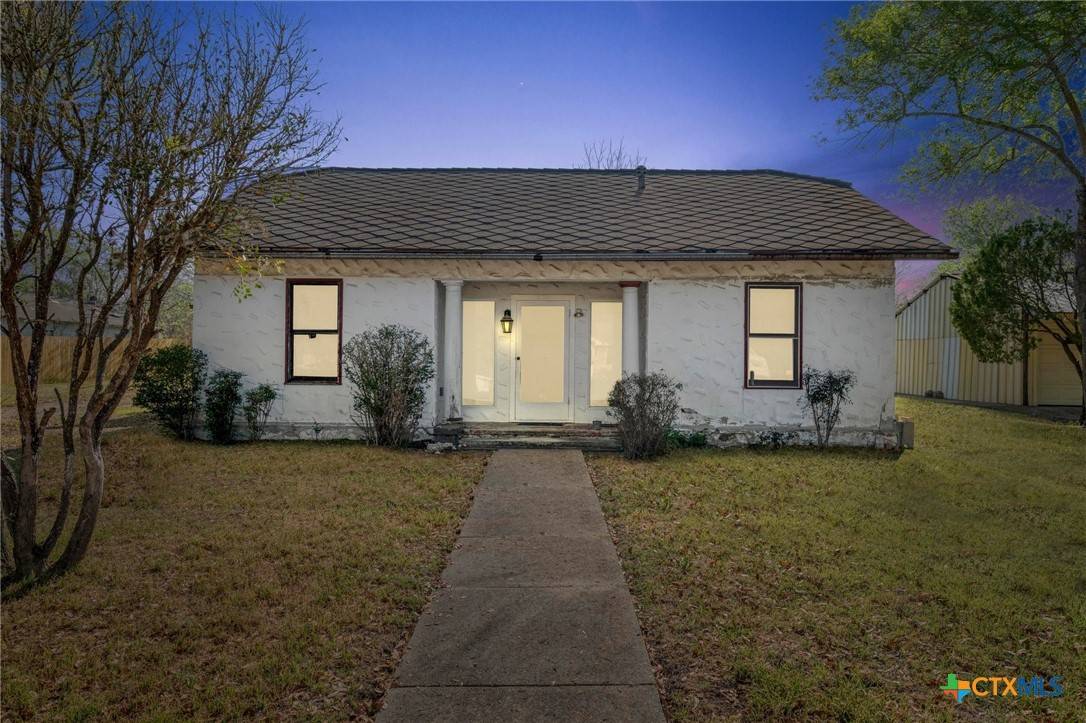 809 S Pecan AVE, Luling, TX 78648
