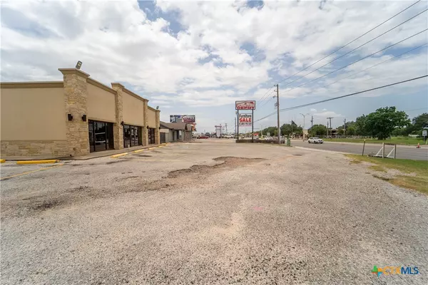 6602 N Navarro ST, Victoria, TX 77904
