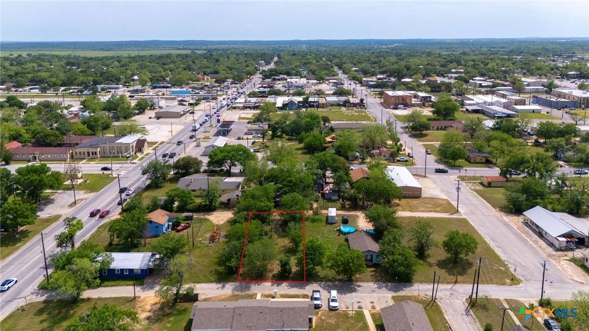612 Lamar ST, Luling, TX 78648
