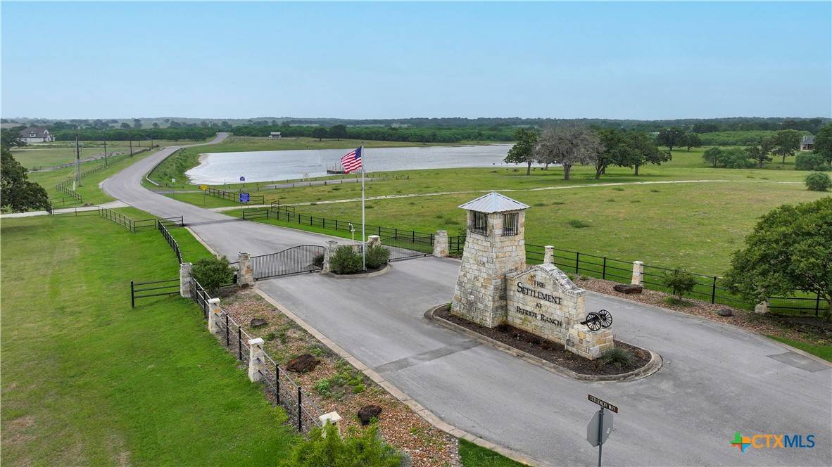 10 Patriot CIR, Luling, TX 78648