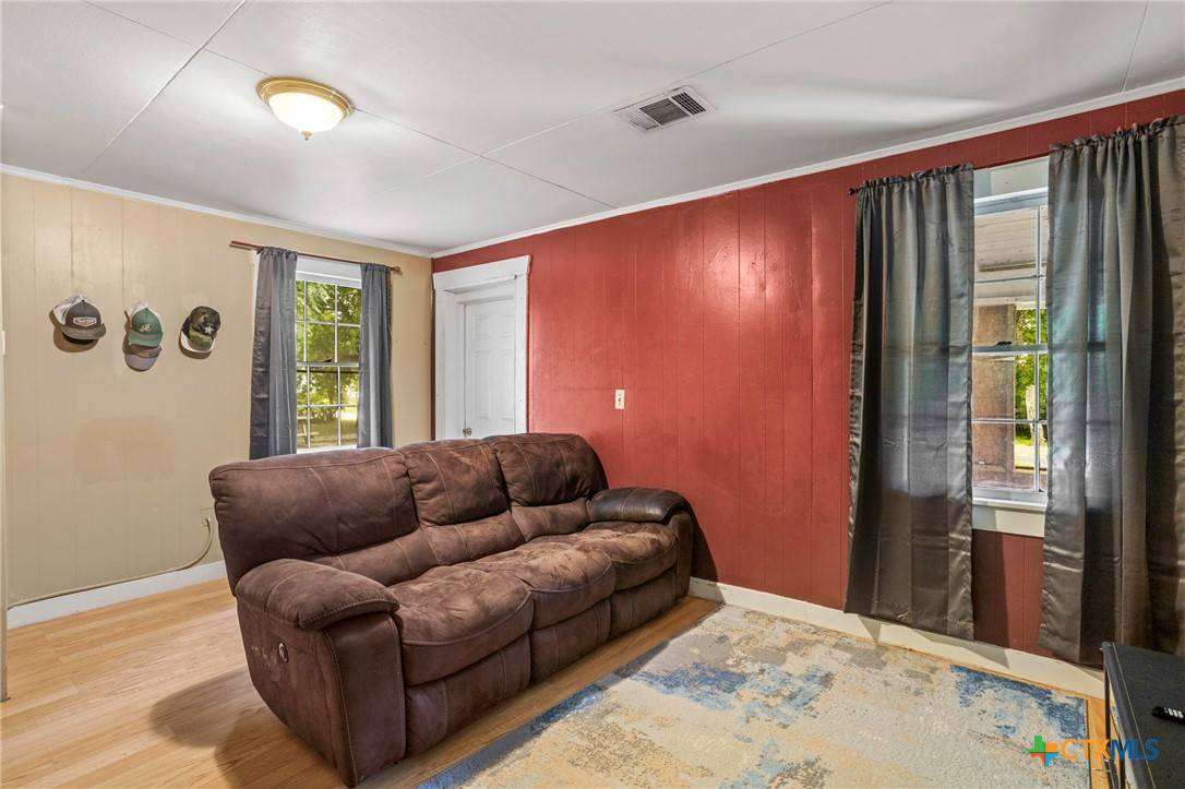 Luling, TX 78648,921 S Laurel AVE