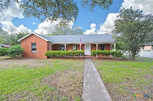 929 E Cedar ST, Seguin, TX 78155