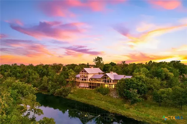 556 Cliff View LOOP, Harper, TX 78631
