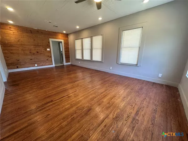 Seguin, TX 78155,330 Adams ST