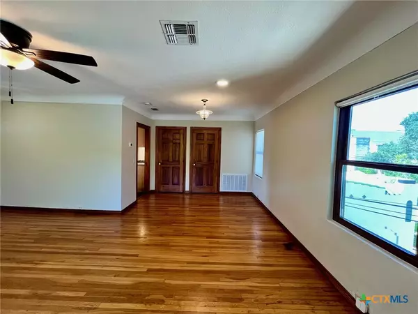 Seguin, TX 78155,755 N Austin ST #T