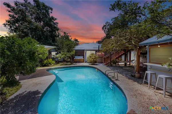216 E Cedar ST, Seguin, TX 78155