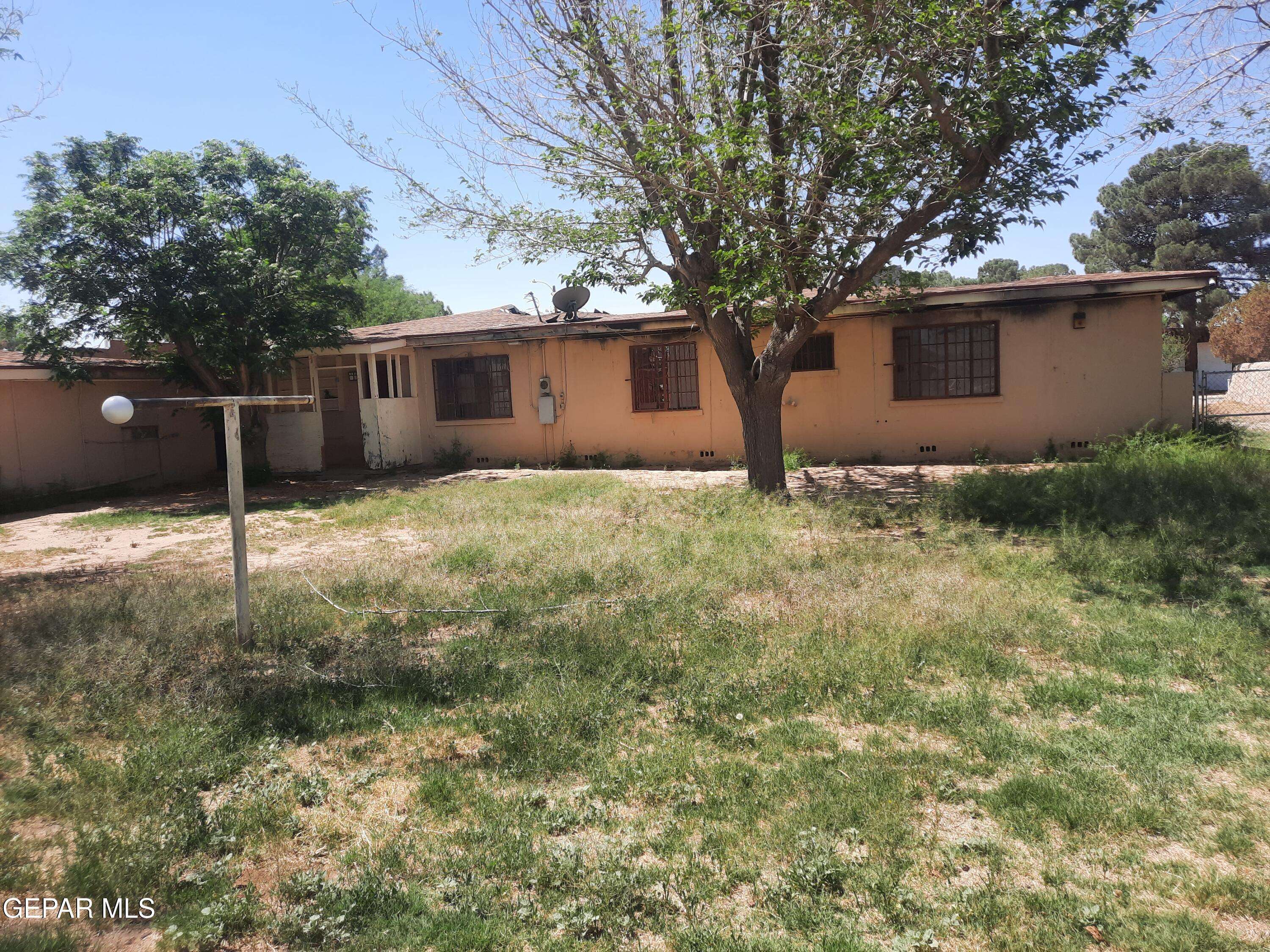El Paso, TX 79915,8033 BOWEN RD