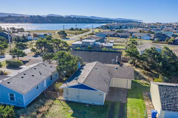 1705 NW Dolphin LN, Waldport, OR 97394