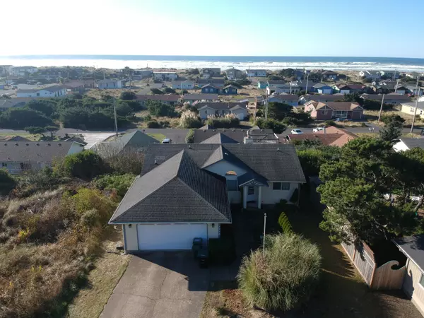 1718 NW Abbey CT, Waldport, OR 97394