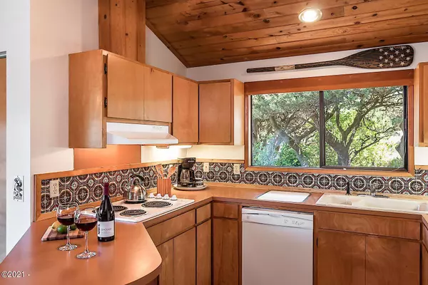 Waldport, OR 97394,2009 NW Sandpiper DR