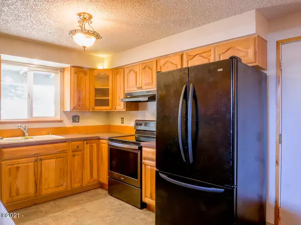 Waldport, OR 97394,965 S Crestline DR