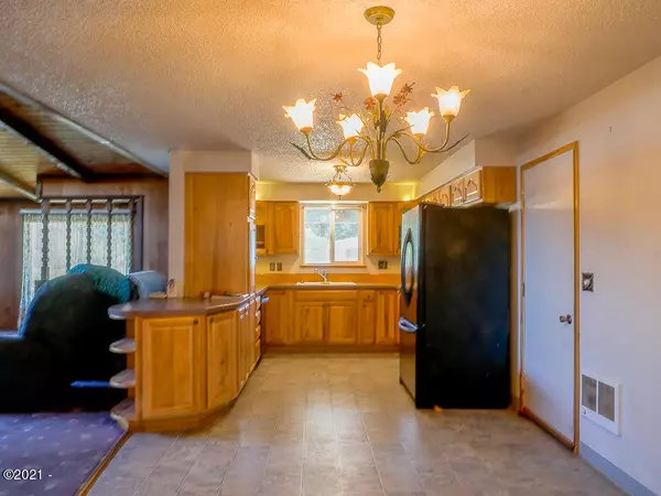 Waldport, OR 97394,965 S Crestline DR