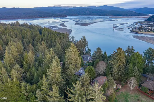 Waldport, OR 97394,810 NW Highland CIR