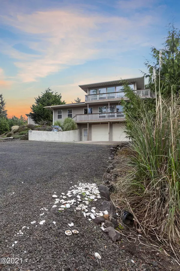 Waldport, OR 97394,895 SW Wakeetum ST