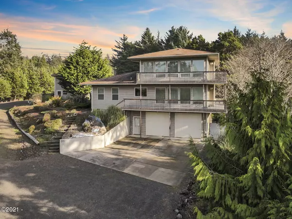 895 SW Wakeetum ST, Waldport, OR 97394