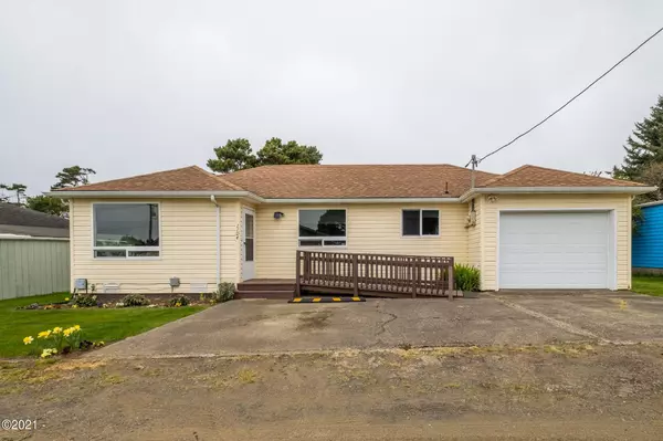 1104 SW Southmayd LN, Waldport, OR 97394