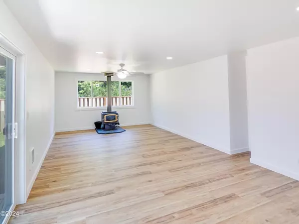 Waldport, OR 97364,735 SE Bird AVE