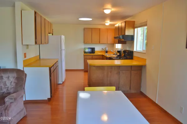 Waldport, OR 97394,1010 SE Rolph CT