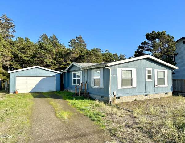 1209 NW Bayshore DR, Waldport, OR 97394