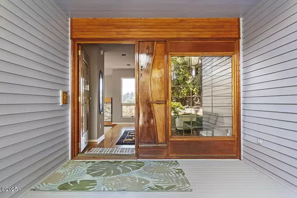 Newport, OR 97365,238 SE View DR