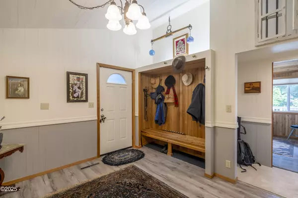 Newport, OR 97365,648 SE Vista DR