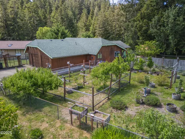 824 SE Home Port LN, Waldport, OR 97394
