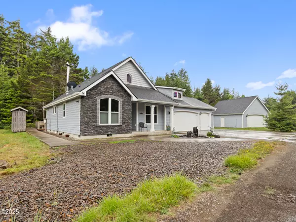 128 SW Wakonda Beach RD, Waldport, OR 97394