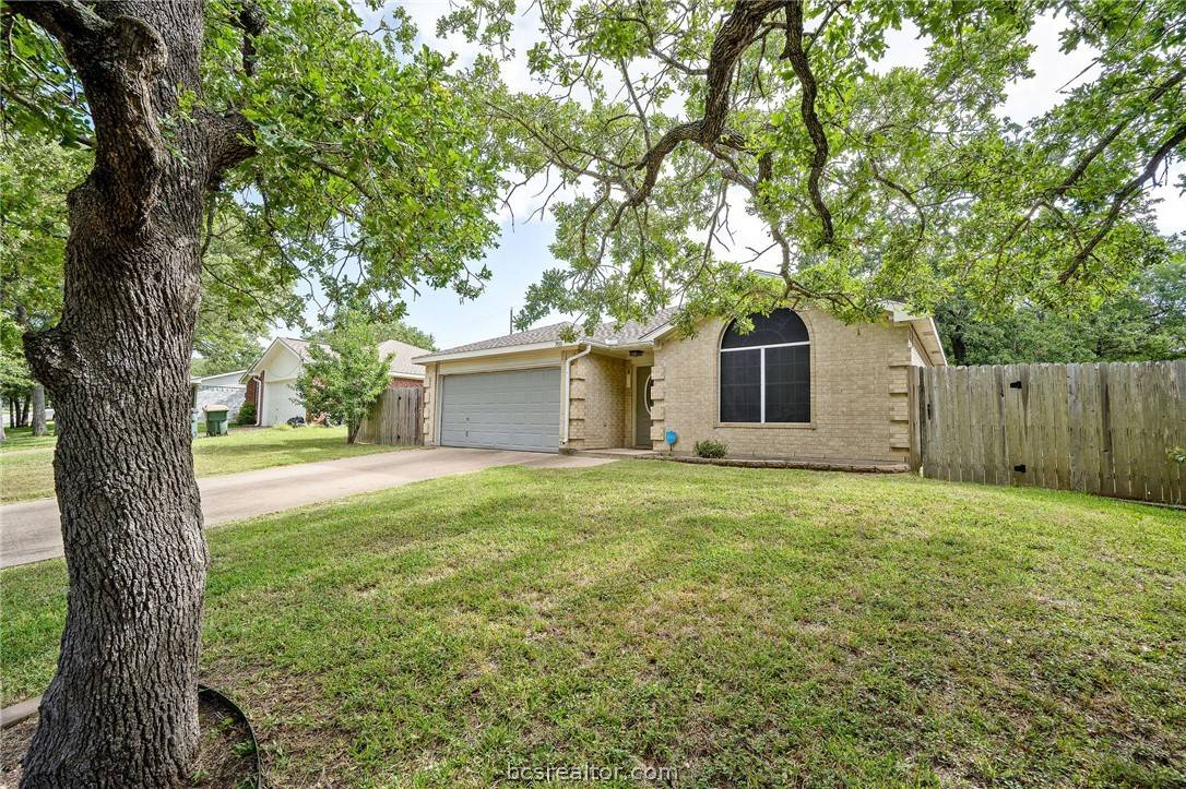 708 Rolling Oaks DR, Giddings, TX 78942
