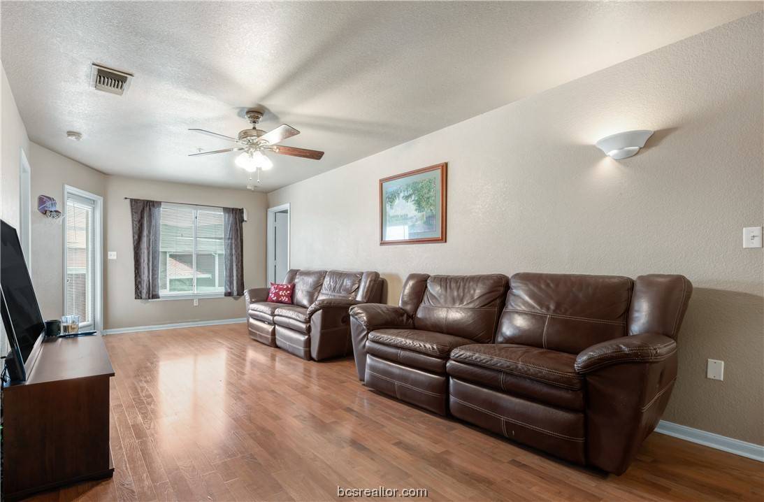 College Station, TX 77840,523 Southwest Pkwy #304