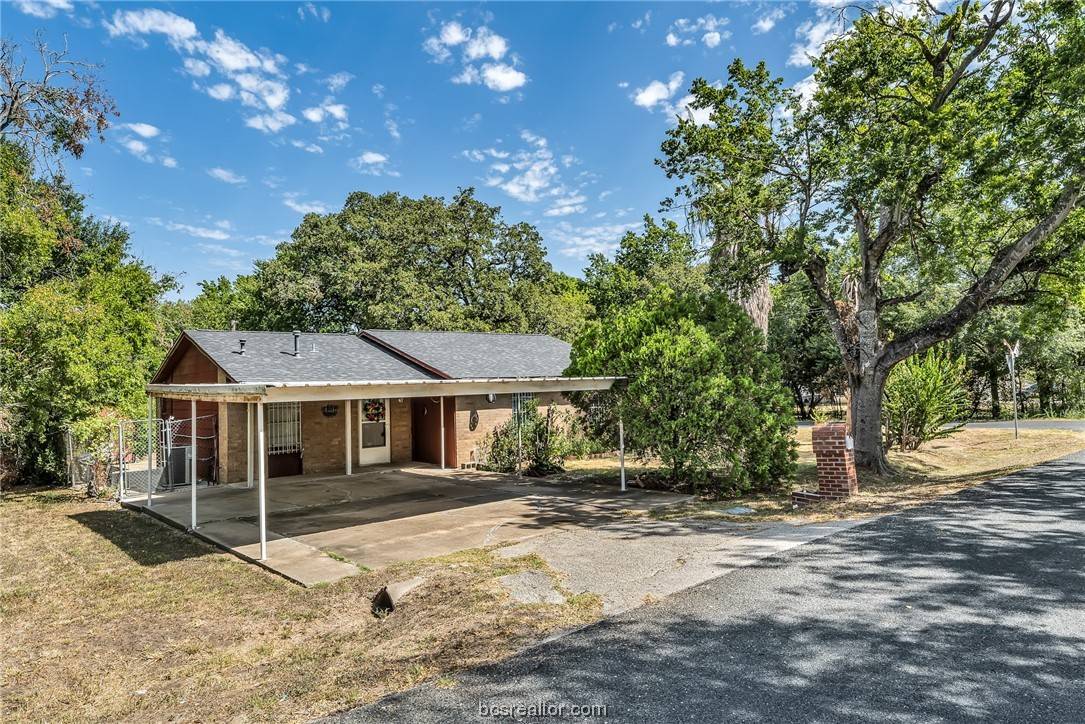 700 Leonard DR,  Bryan,  TX 77803