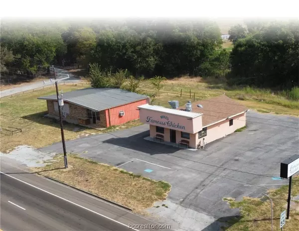 304 N Main St, Calvert, TX 77837