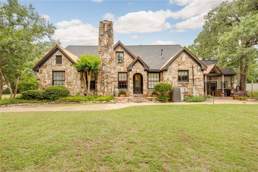 803 Meadow LN, Bryan, TX 77802