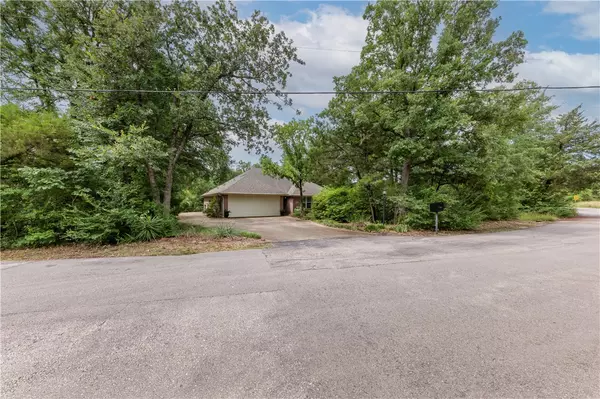 2020 Carter Lake DR, College Station, TX 77845