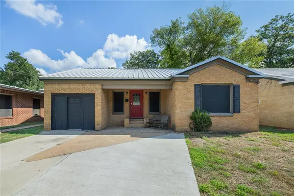 703 Cedar ST, Hearne, TX 77859
