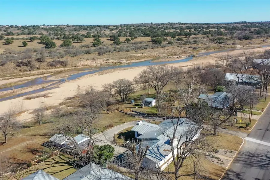 1107 E Sandstone ST, Llano, TX 78643