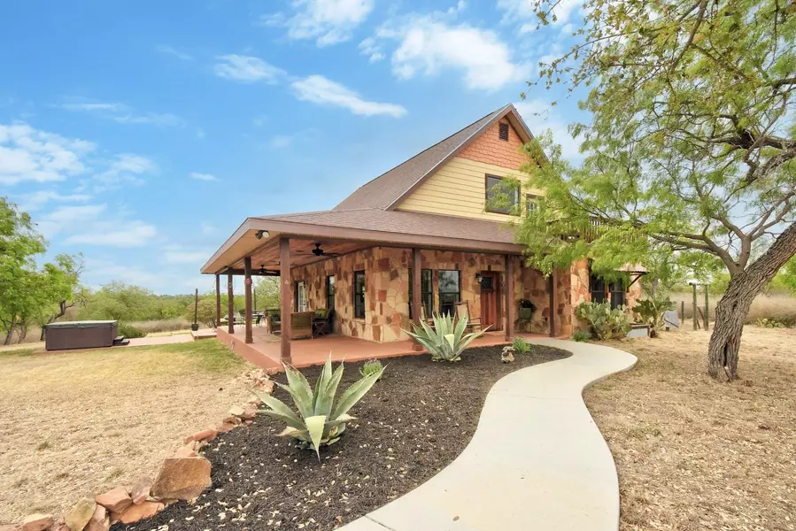 104 Riverside Dr, Llano, TX 78643