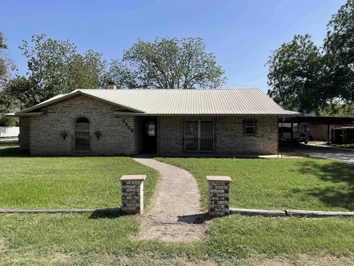 San Saba, TX 76877,2308 W Wallace ST