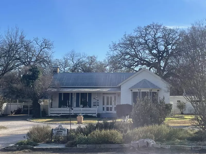 303 W Dry ST, San Saba, TX 76877